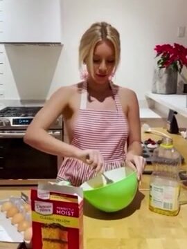 Daisy Keech Cooking Video [ Onlyfans ]